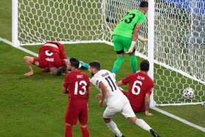 电竞-3比0土耳其 曼奇尼的胜利、风格的胜利 却仍有隐患