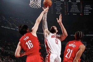 杨瀚森谈与亚当斯对位：我哥实在太有劲，一只手推我就动不了了